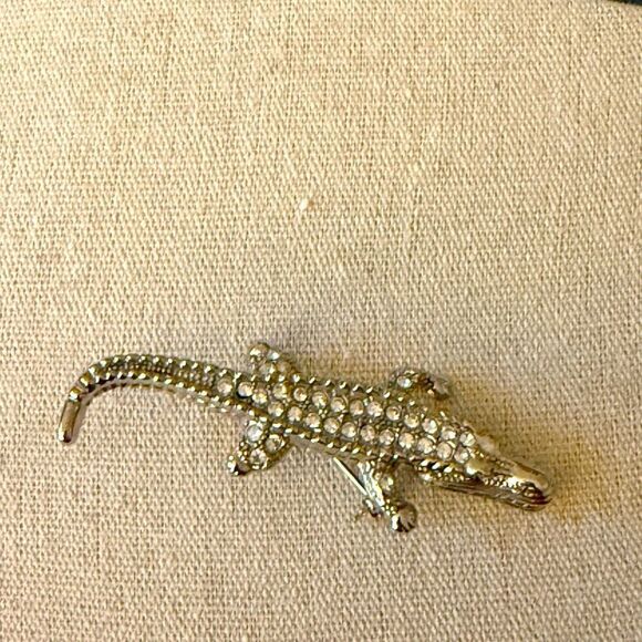 Alligator Silvertone Brooch with Clear Rhinestone Detail. - Picture 6 of 6